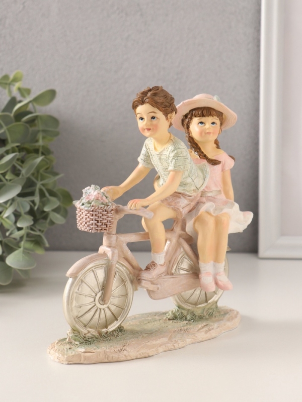 Сувенир полистоун  Сувенир полистоун "Дети - катание на велосипеде" розово-зелёный 14,5х7х16,5 см