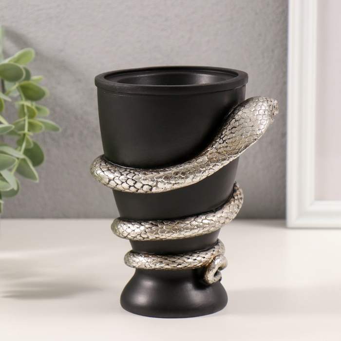 Подсвечник полистоун на 1 свечу Подсвечник полистоун на 1 свечу "Змея и кубок" серебро 11,5х10х14,3 см