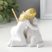 Аромадиффузор полистоун с палочками "Девочка с собакой" белый с золотом 7,5х10х11 см