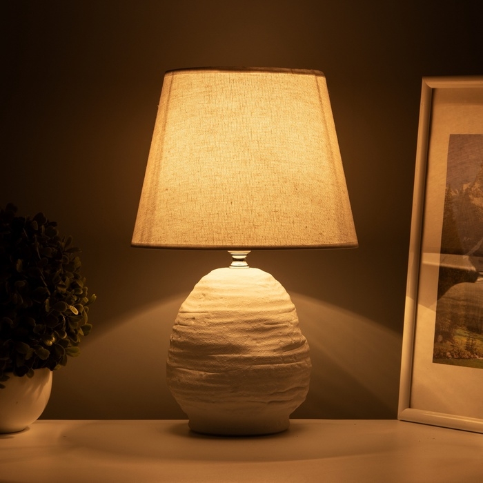 Настольная лампа с абажуром RISALUX «Аризона», 1×40 Вт, Е27, белый, 20×20×32 см Настольная лампа с абажуром RISALUX «Аризона», 1×40 Вт, Е27, белый, 20×20×32 см