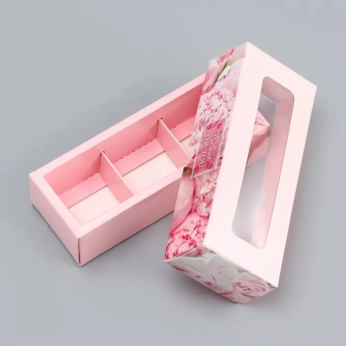 Коробка с обечайкой для 3 конфет, с окном «Праздничный букет», 13×5×3.3 см Коробка с обечайкой для 3 конфет, с окном «Праздничный букет», 13×5×3.3 см