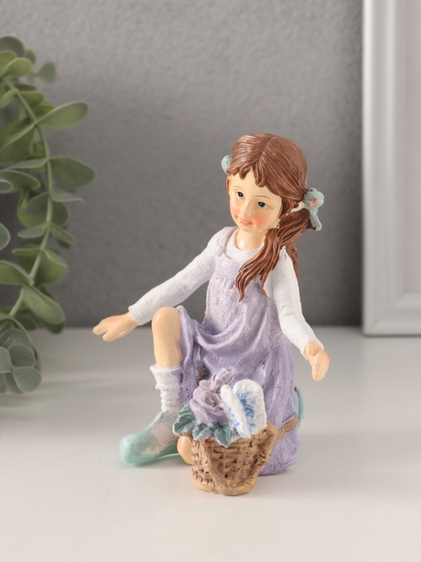 Сувенир полистоун "Девочка в сиреневом сарафане с корзинкой цветов" 11х6,5х12 см