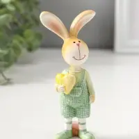 Сувенир полистоун "Зайчик в зеленый комбинезоне, с жёлтым сердцем" 13 см