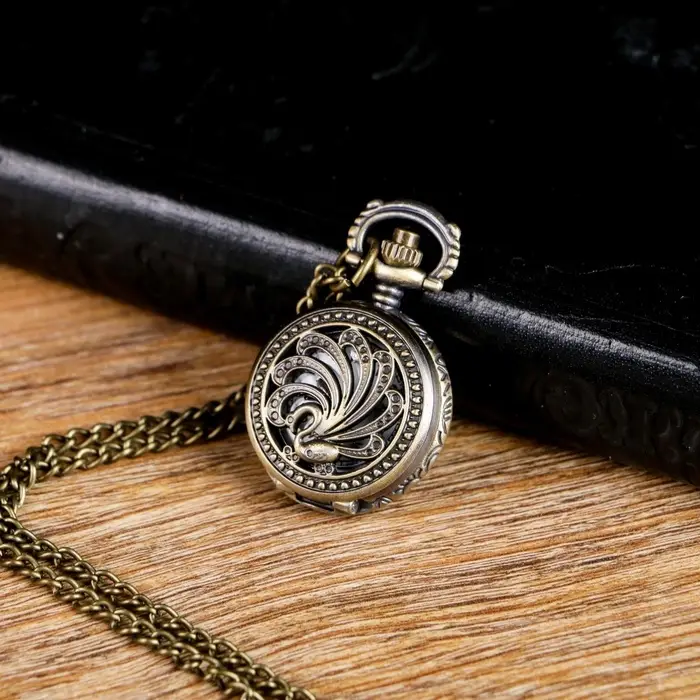 Часы карманные &laquo;Павлин&raquo;, кварцевые, диаметр циферблата 1.8 см, 2.5&times;2.5 см