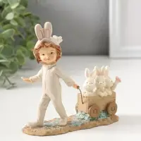 Сувенир полистоун "Девочка в комбинезоне с заячьими ушами, везет тележку с зайцами" 13,5 см   109278