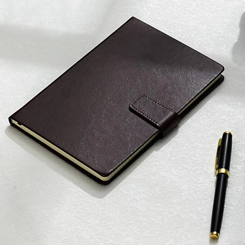 Блокнот Deli А5 96л 80 г/м тверд.облож,магнит клетка 5x5мм черн кожа EN138G