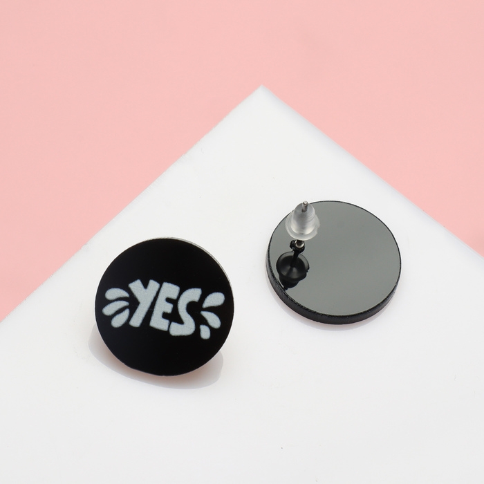 Серьги акрил &laquo;Да/Нет&raquo; пусеты, цвет чёрно-белый в серебре