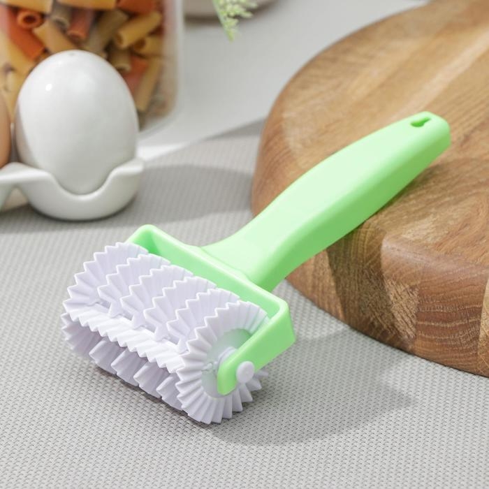 Валик для нарезки теста Доляна «Яркий», 17×8×4,5 см, фактурный, цвет зелёный Валик для нарезки теста Доляна «Яркий», 17×8×4,5 см, фактурный, цвет зелёный