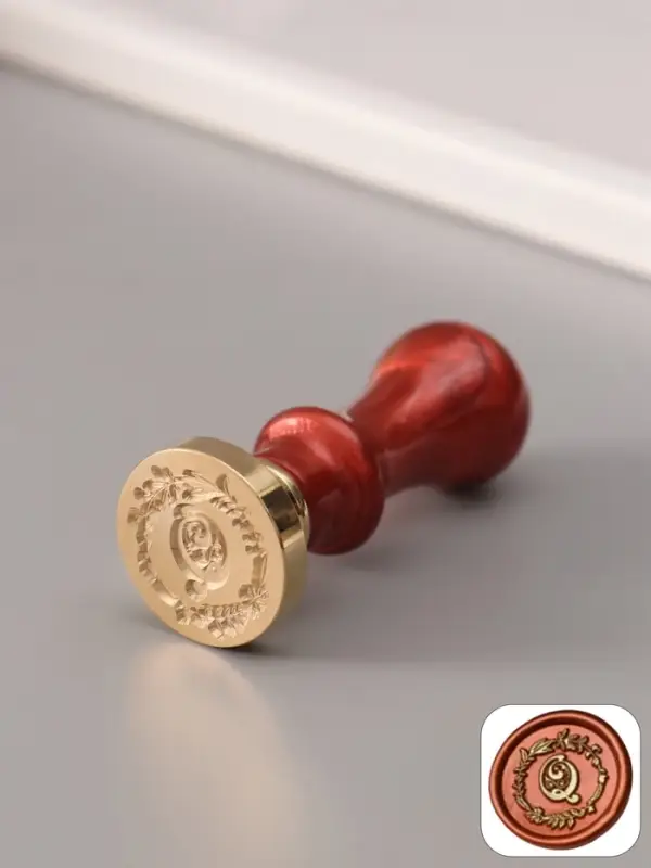 Печать для сургуча с пластиковой ручкой &laquo;Венок с буквой Q&raquo;, 2.5&times;2.5&times;6.3 см