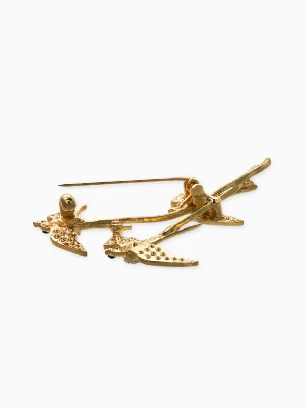Брошь "Ласточки трио", цвет белый в золоте