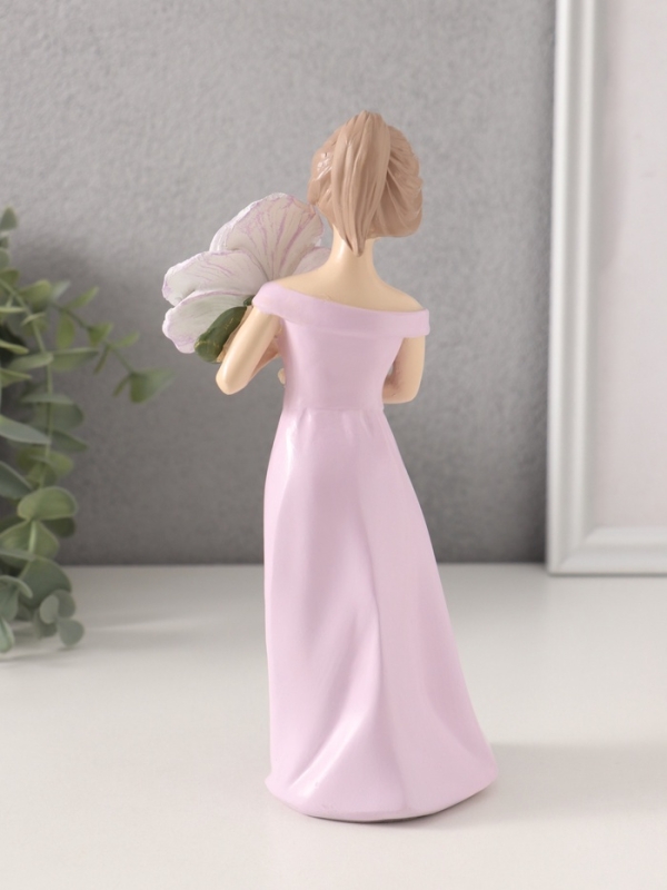 Сувенир полистоун Сувенир полистоун "Девушка с большим цветком в руках" 9,5х7,2х19,4 см