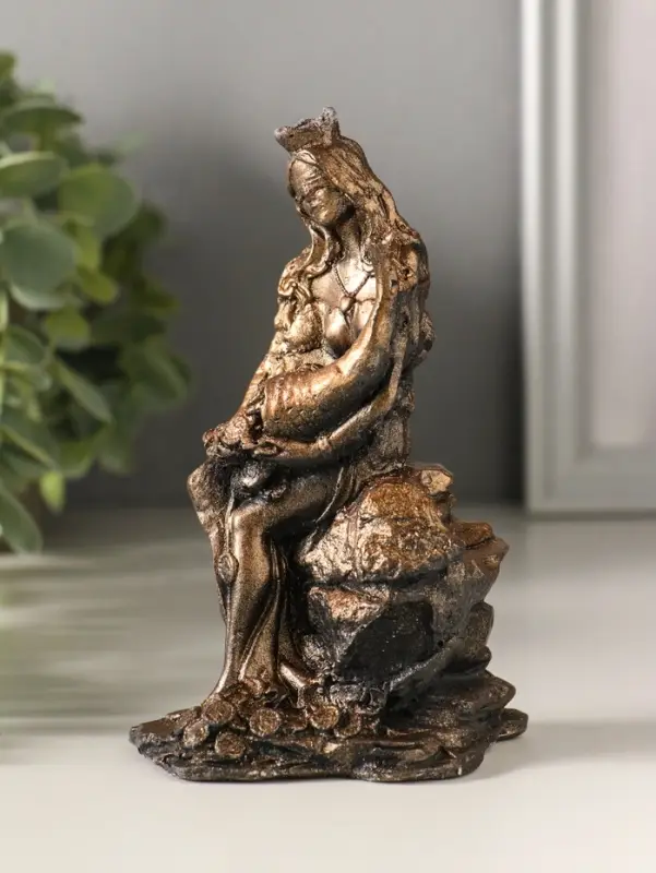 Статуэтка "Богиня с рогом изобилия" 13х8х4 см, бронза винтаж