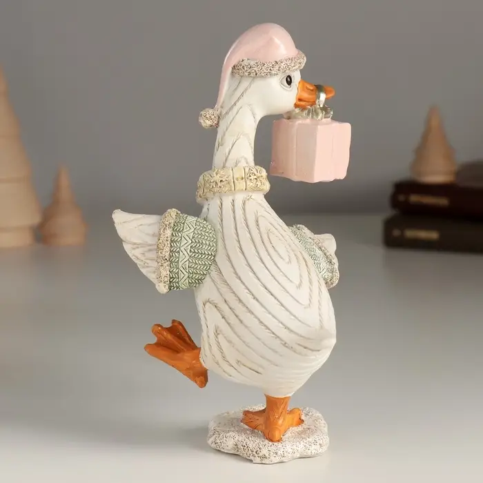 Фигурка полистоун &laquo;Гусь в шарфике и шапке с подарком&raquo;, 10&times;9.5&times;16 см