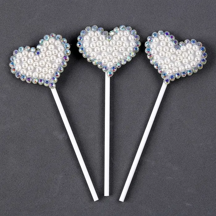 Топпер для торта «Блестящие сердечки», в наборе 3 шт. Топпер для торта «Блестящие сердечки», в наборе 3 шт.