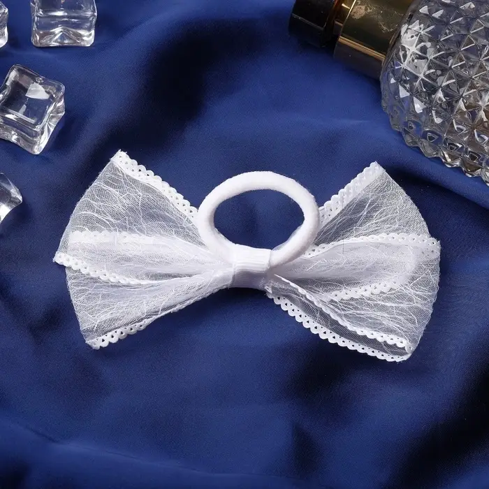 Бант для волос на резинке &laquo;Бантик&raquo;, кружевной край полоски, 9 см, белый