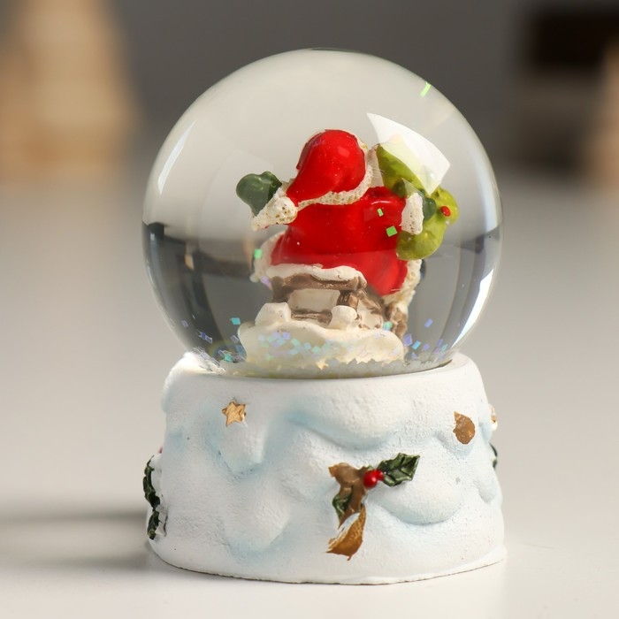 Сувенир полистоун водяной шар Сувенир полистоун водяной шар "Дедушка Мороз с ёлочкой с горы" 4,5х4,5х6,5 см