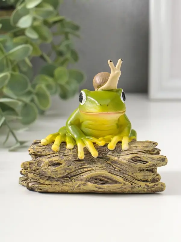 Сувенир полистоун "Лягушонок на коряге с улиткой на голове" 9,5 см