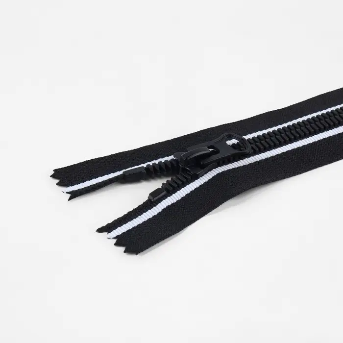 Молния «Трактор», №8, неразъёмная, замок автомат, 18 см, чёрная, белая Молния «Трактор», №8, неразъёмная, замок автомат, 18 см, чёрная, белая