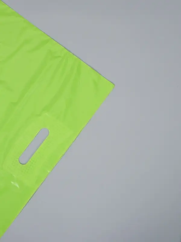 Пакет с вырубной усиленной ручкой ПВД 40х50 45 мкм Салатовый