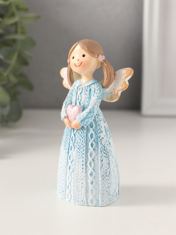 Сувенир полистоун "Девочка-ангел в вязаном голубом платье с сердечком в руках" 6х3,5х10,5 см   10740
