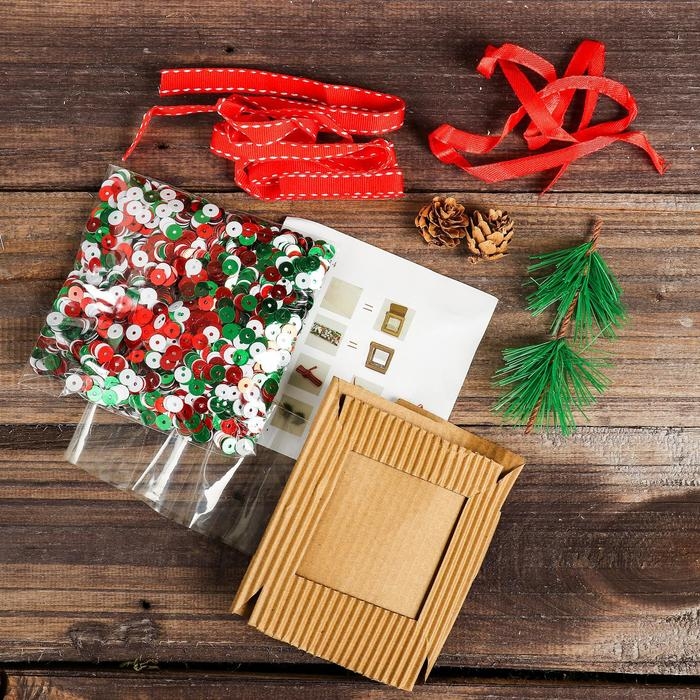 Набор для творчества - создай ёлочное украшение «Пайетки в кубе» Набор для творчества - создай ёлочное украшение «Пайетки в кубе»