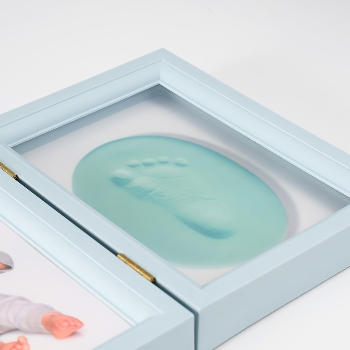 Фоторамка пластик 13х18 см с полим.глиной Фоторамка пластик 13х18 см с полим.глиной "Отпечаток ладошки и ножки" голубая 20,5х46,5 см