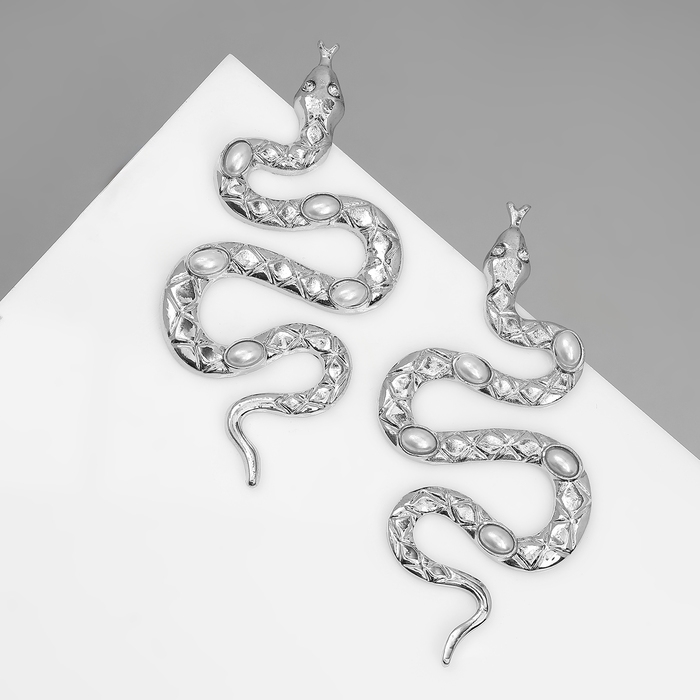 Новый год! Символ года 2025! Серьги с жемчугом «Змея» таинственная, цвет серебро Новый год! Символ года 2025! Серьги с жемчугом «Змея» таинственная, цвет серебро