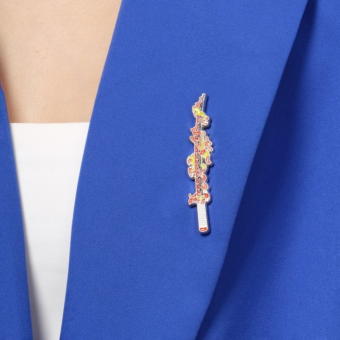 Значок «Катана» огонь, цветной в серебре Значок «Катана» огонь, цветной в серебре