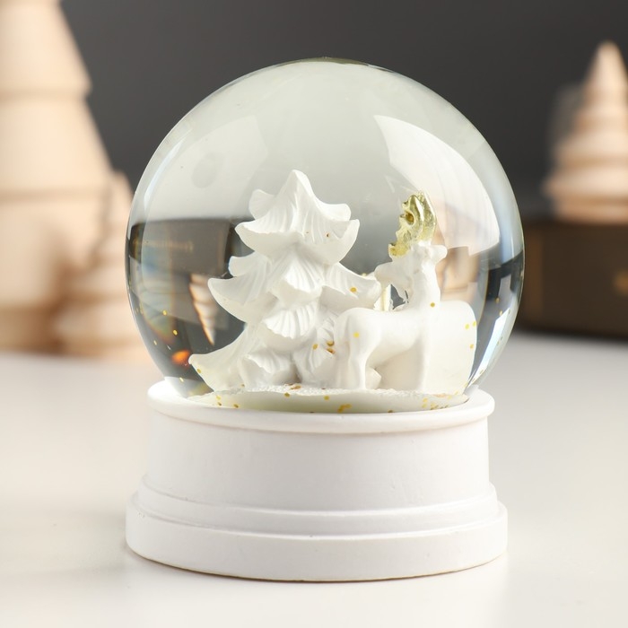 Сувенир полистоун водяной шар Сувенир полистоун водяной шар "Заснеженная ёлочка с подарками" белый 6,5х6,5х8 см