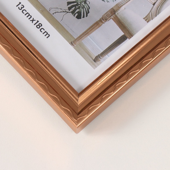 Фоторамка пластик 13х18 см Фоторамка пластик 13х18 см "Волнистая линия на золоте" 1,3х15х20 см