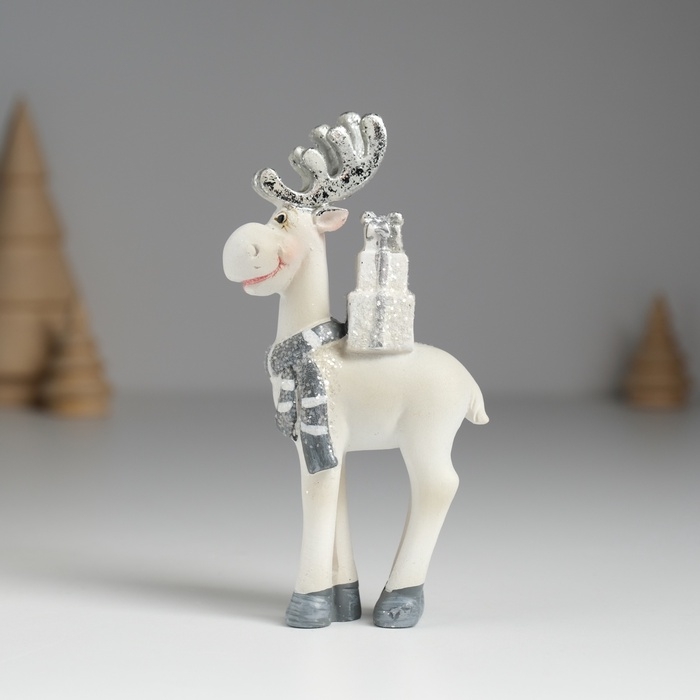 Сувенир полистоун Сувенир полистоун "Олень с серебристыми рожками, с белыми подарками на спине" 5,5х2х11,5 см
