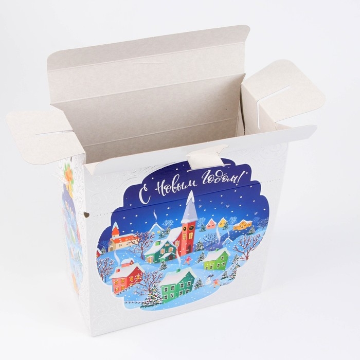 Новый год. Коробка подарочная новогодняя Новый год. Коробка подарочная новогодняя "Городок" 21,5 х 25,6 х 11 см.