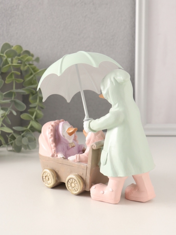 Сувенир полистоун Сувенир полистоун "Утка с утятами в коляске в дождевиках под зонтом" 15,5х6,5х14/16 см