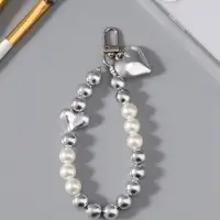 Брелок на карабине "Жемчужная нить с сердцем" серебристо-белый 11х3х1 см