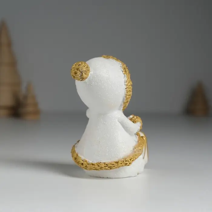 Фигурка полистоун &laquo;Малышка в белой шубке, с сердечком сидит&raquo;, 5&times;5.5&times;8 см