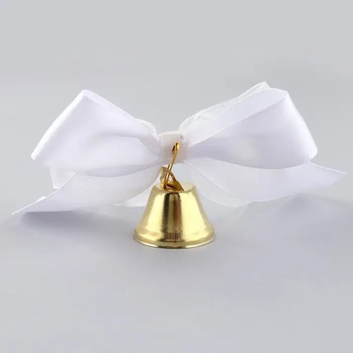 Колокольчик на булавке с бантом на выпускной, белый, d = 2,6 см