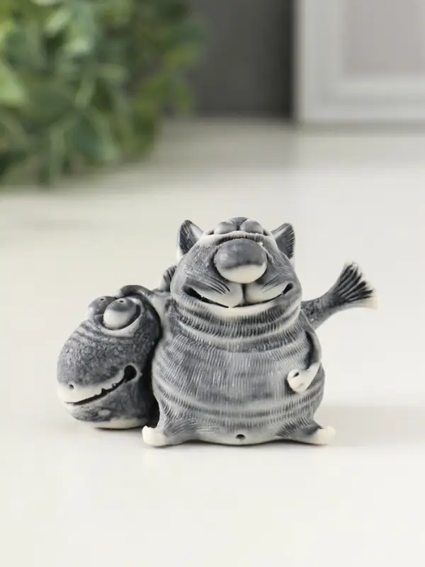 Сувенир Сувенир "Кот с большой рыбиной" 4,8 см