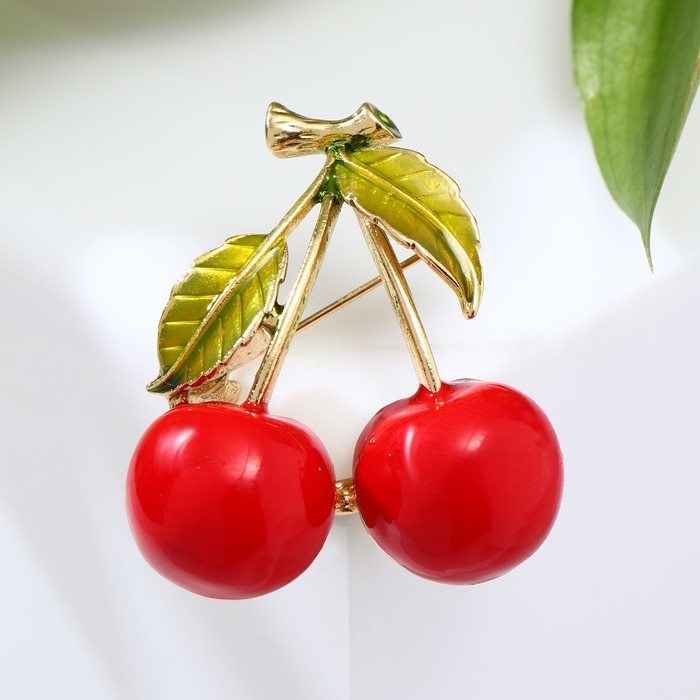 Брошь «Вишенки» с двумя листьями на ветке, цвет красно-зелёный в золоте Брошь «Вишенки» с двумя листьями на ветке, цвет красно-зелёный в золоте