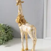 Сувенир полистоун "Жираф с листьями и цветами" бело-золотой 17,3х8,3х35,5 см