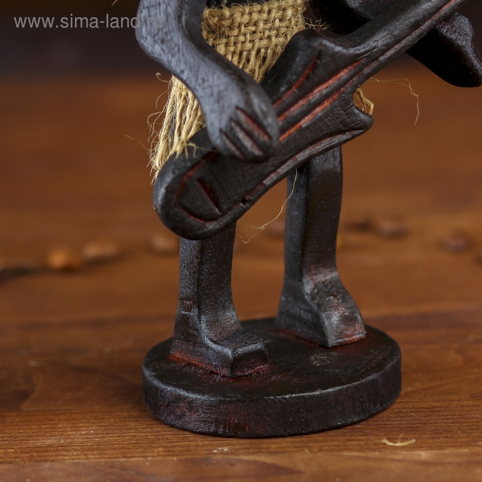 Сувенир дерево "Абориген-гитарист" 16х10х8 см