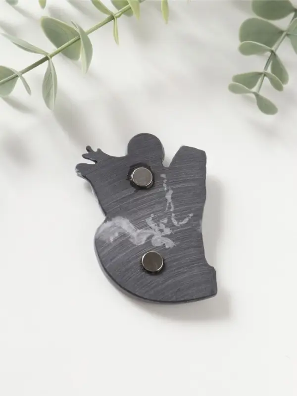 Магнит "Шаман в шкуре медведя с бубном и олень" (барельеф) 7,5см