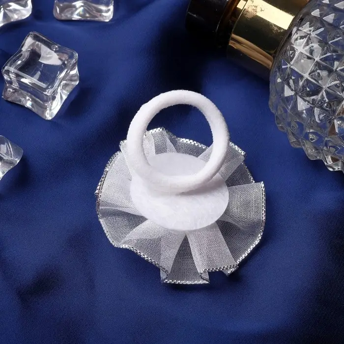 Резинка для волос бант «Школьница», серединка блеск, d=6 см, белая Резинка для волос бант «Школьница», серединка блеск, d=6 см, белая