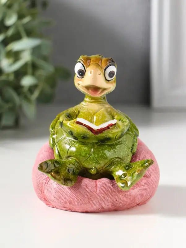 Сувенир полистоун лак "Черепашонок в кресле-мешке, читает книгу" 5,5х8,2х9,5 см