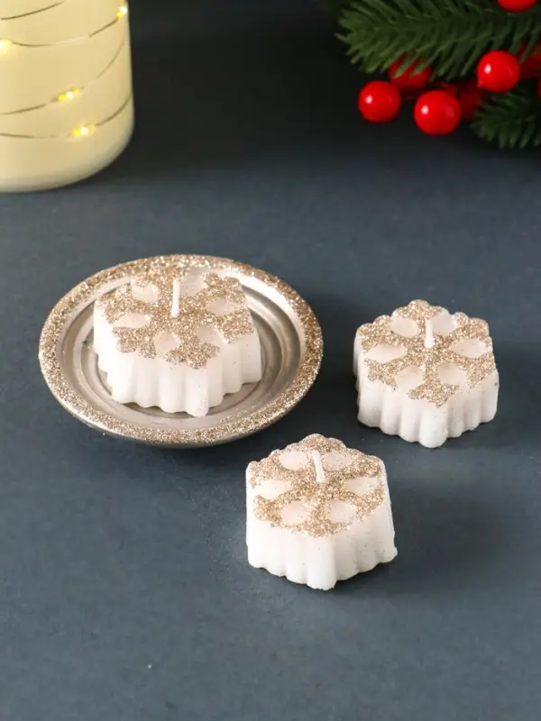 Набор свечей &laquo;Снежинки и подсвечник&raquo;, 3 шт., 12&times;10&times;4 см