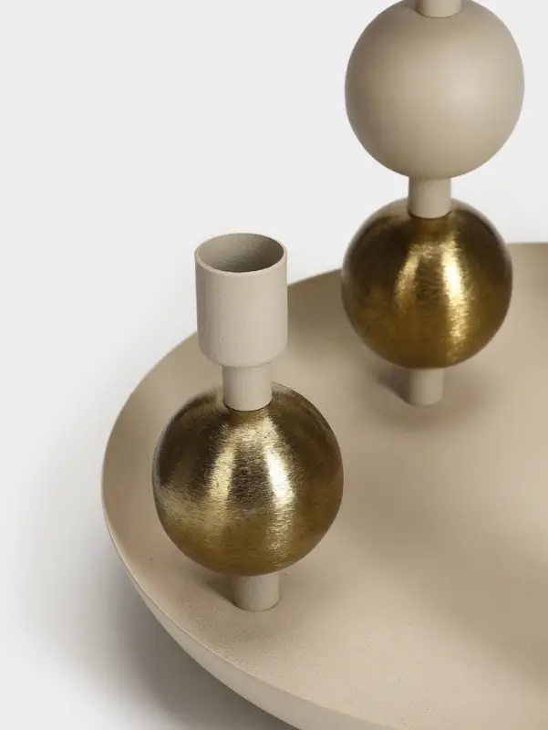 Подсвечник на 4 свечи на тарелке со сферами, 25.5&times;22.5&times;32 см, бежево-золотой