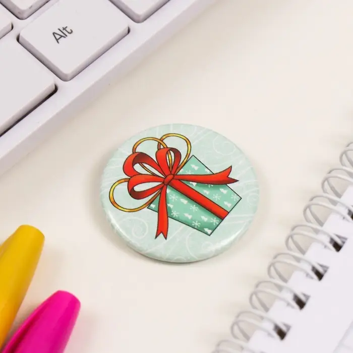 Значок закатной d=35 мм  Значок закатной d=35 мм "Подарок" 6,5х6,5 см