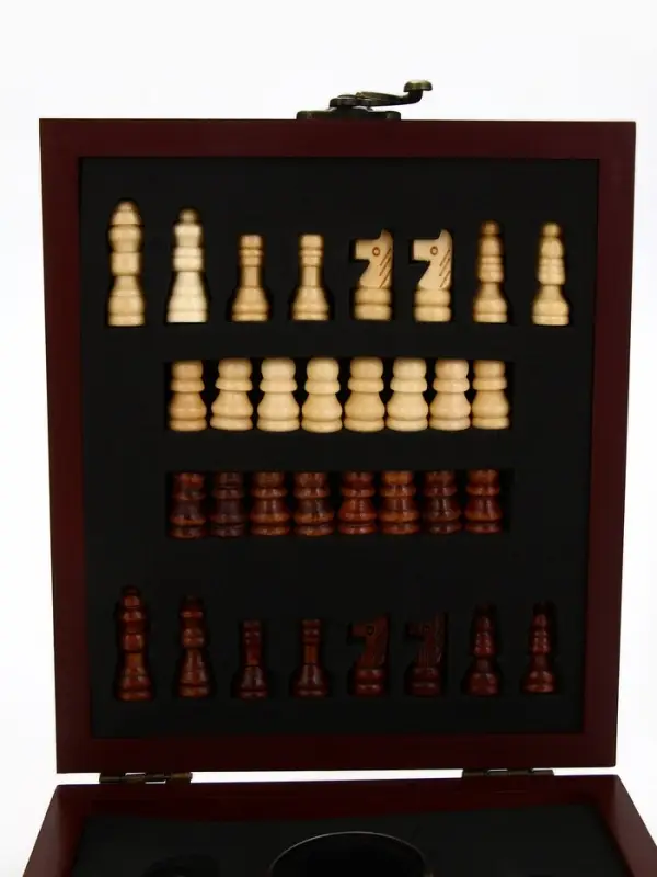 Подарочный набор для вина &laquo;Золотому человеку&raquo;: 4 предмета + шахматы