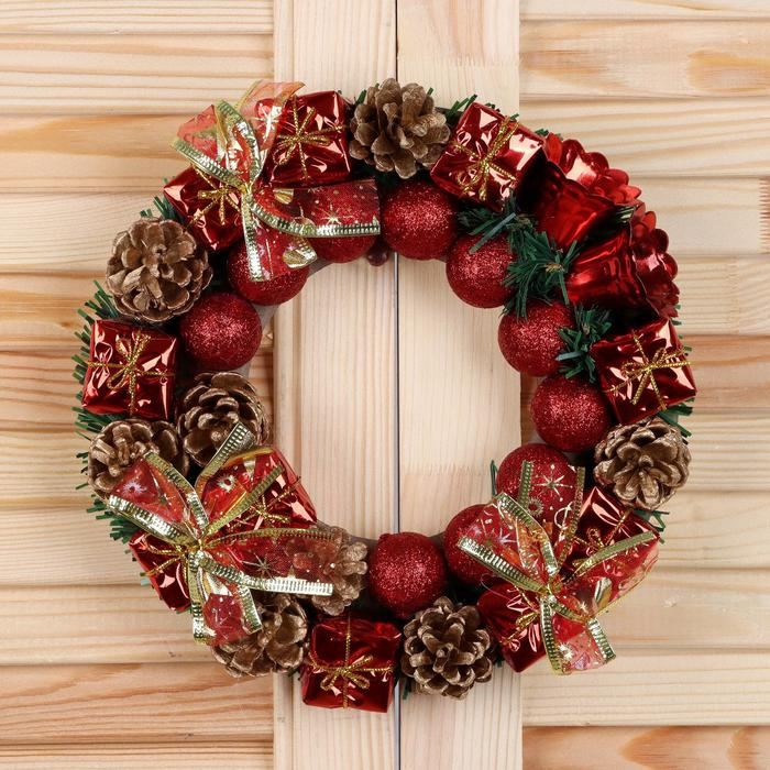 Венок новогодний d-22 см Венок новогодний d-22 см "Красные шарики, колокольчики, подарки"