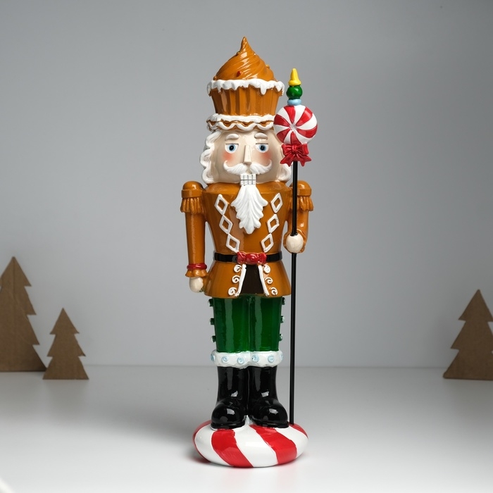Сувенир полистоун  Сувенир полистоун "Щелкунчик в имбирном мундире, с кексом и пикой с леденцом" 13х10х35,5 см   103258