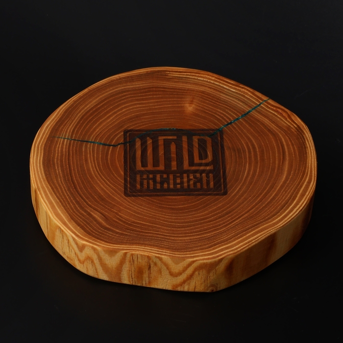 Доска разделочная из спила Wild Kitchen, d=160-200 мм, толщина 30 мм, цельный массив кедра Доска разделочная из спила Wild Kitchen, d=160-200 мм, толщина 30 мм, цельный массив кедра